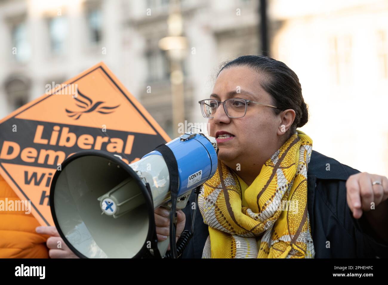 Hina Bokhari, membre de l'Assemblée libérale démocrate de Londres, est le destinataire d'un rassemblement contre le projet de loi controversé sur les migrations illégales devant le palais de Westmin Banque D'Images