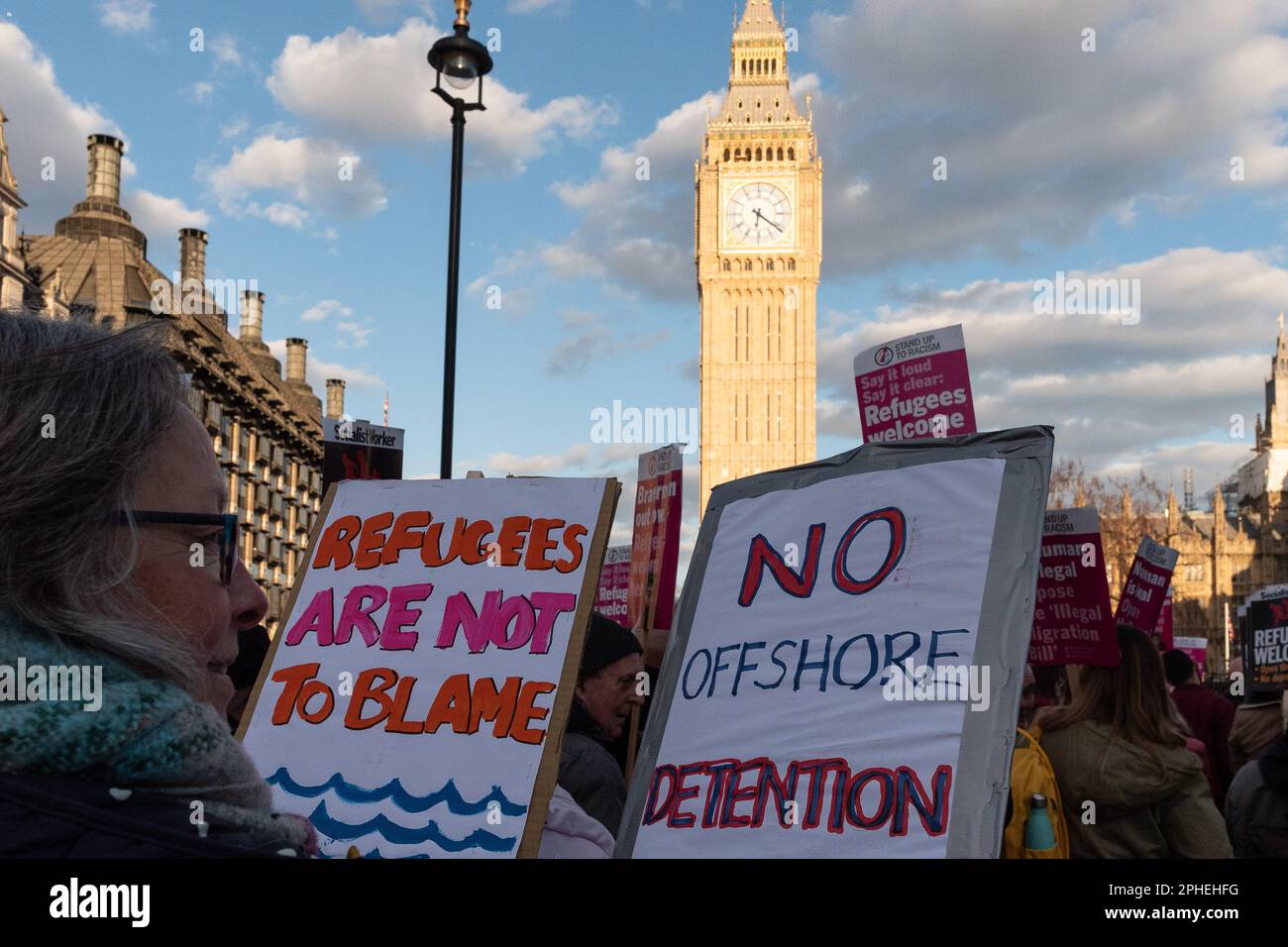 Protestation contre le projet de loi controversé sur les migrations illégales devant le Palais de Westminster alors que le projet de loi est débattu au Parlement. Banque D'Images