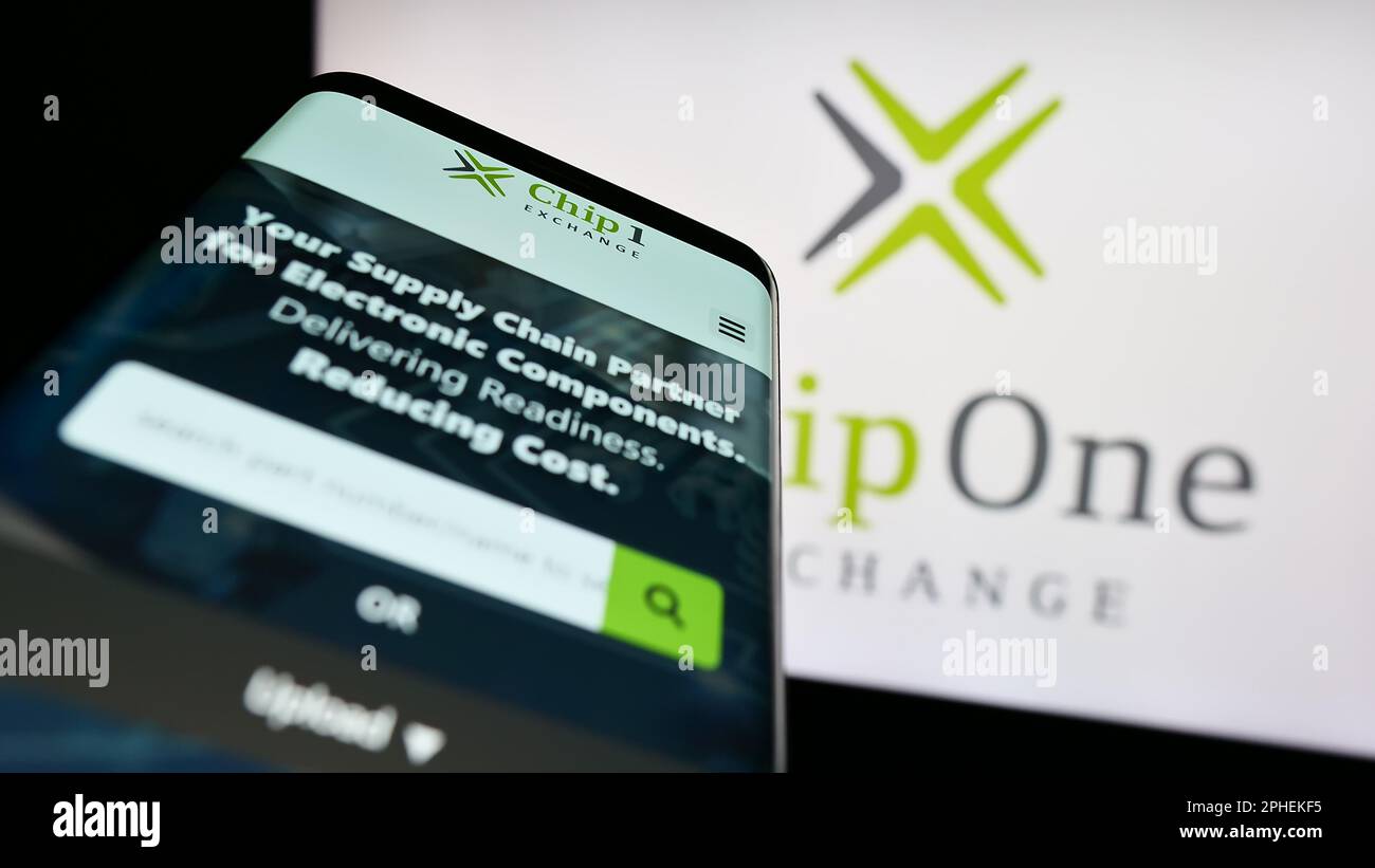Smartphone avec le site Web de la société de distribution allemande Chip 1 Exchange à l'écran devant le logo de l'entreprise. Faites la mise au point dans le coin supérieur gauche de l'écran du téléphone. Banque D'Images