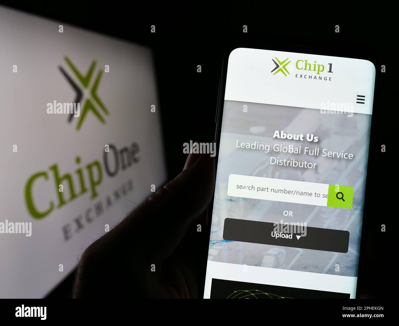 Personne tenant un téléphone portable avec la page web de la société de distribution allemande Chip 1 Exchange sur l'écran devant le logo. Concentrez-vous sur le centre de l'écran du téléphone. Banque D'Images