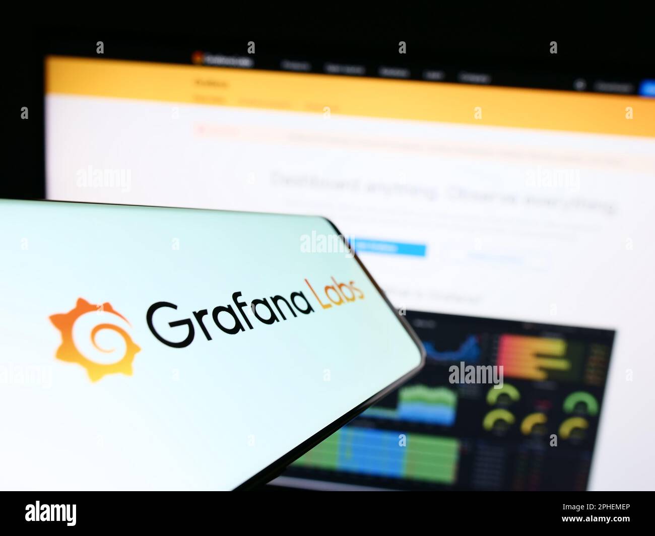 Téléphone portable avec logo de l'entreprise américaine de logiciel d'analyse Grafana Labs sur l'écran devant le site Web d'affaires. Concentrez-vous sur le centre de l'écran du téléphone. Banque D'Images