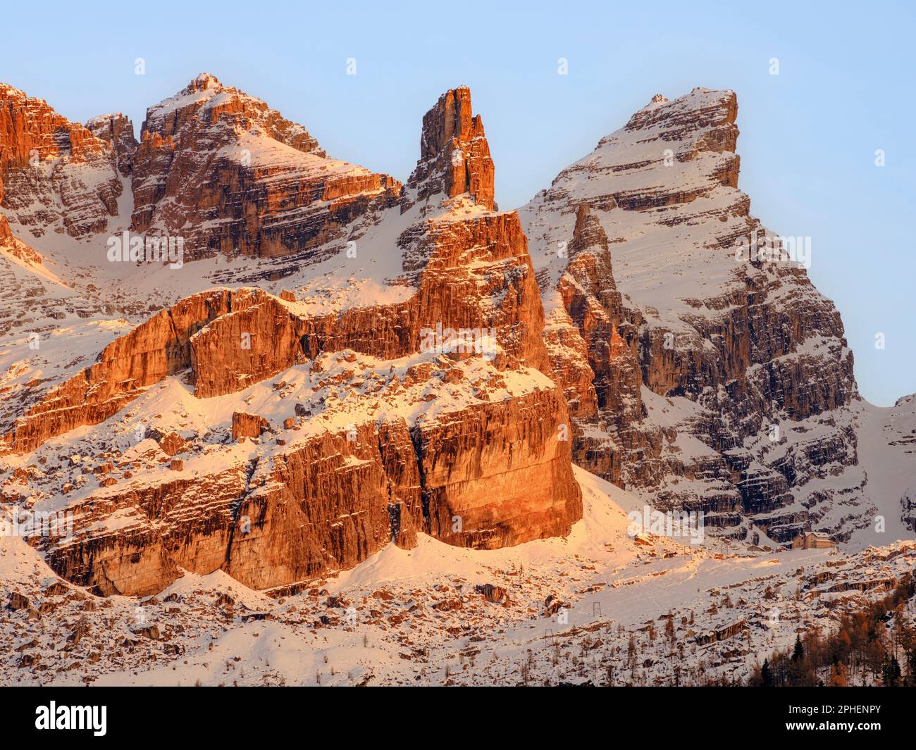 CIMA Falkner et les pics autour de Rifugio Tuckett e Sella. Vue sur les Dolomiti di Brenta depuis Val Rendena dans le parc naturel Adamello - Brenta and Banque D'Images