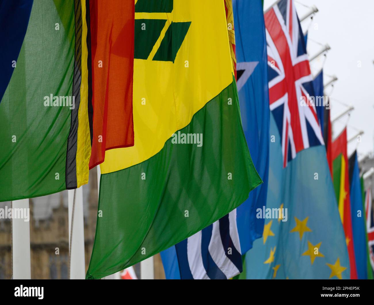 Londres, Angleterre, Royaume-Uni. Drapeaux des pays du Commonwealth autour de la place du Parlement pour la Journée du Commonwealth, 13 mars 2023 Banque D'Images