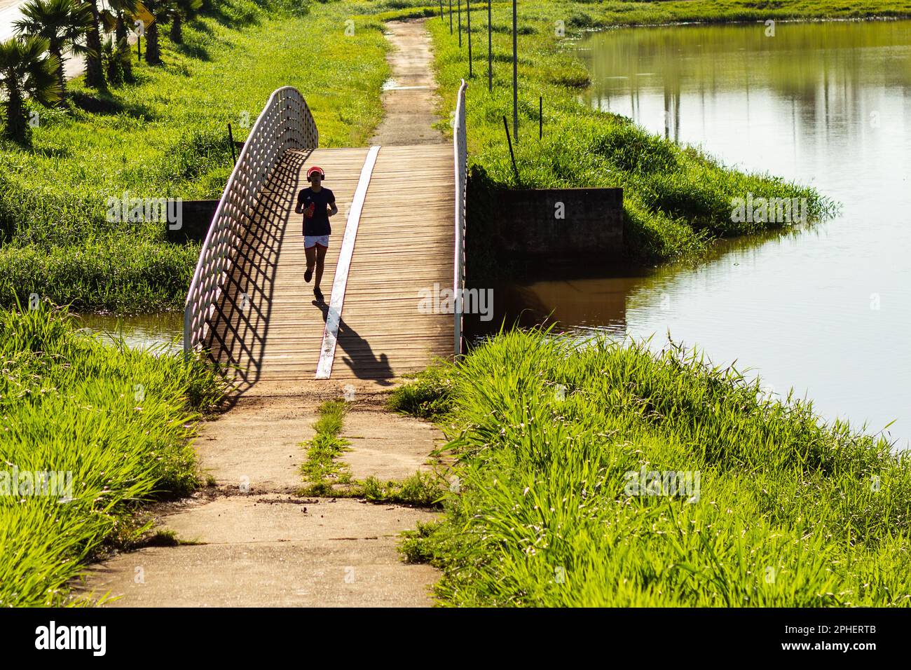 Anicuns, Goias, Brésil – 26 mars 2023 : personne traversant le pont du Rio dos Bois dans la ville d'Anicuns. Banque D'Images