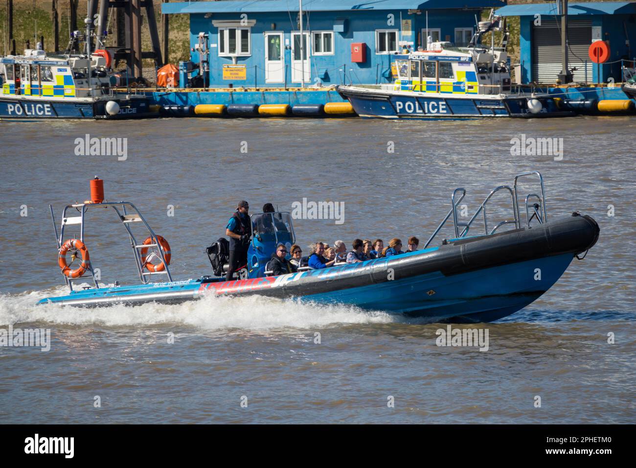 Thames Jet Extreme, hors-bord sur la Tamise, en passant par le poste de police de Wapping River, Londres, Royaume-Uni Banque D'Images