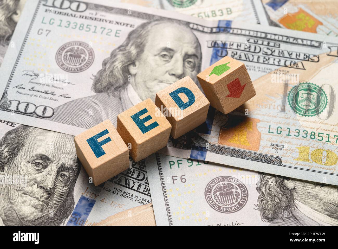 Cubes en bois avec FED et flèches haut-bas de plus de 100 usd. Le concept de hausse des taux de la Fed pour freiner l'inflation Banque D'Images Cubes en bois avec FED et flèches haut-bas de plus de 100 usd. Le concept de hausse des taux de la Fed pour freiner l'inflation Banque D'Images