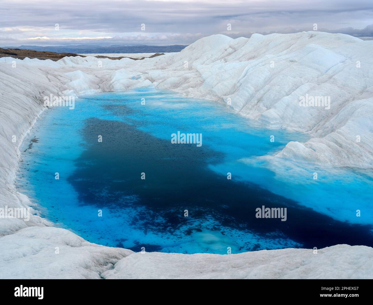 Vue vers la moraine du terminal et la foreland de la glace. Le sédiment brun sur la glace est créé par la fonte rapide de la glace. Paysage de t Banque D'Images