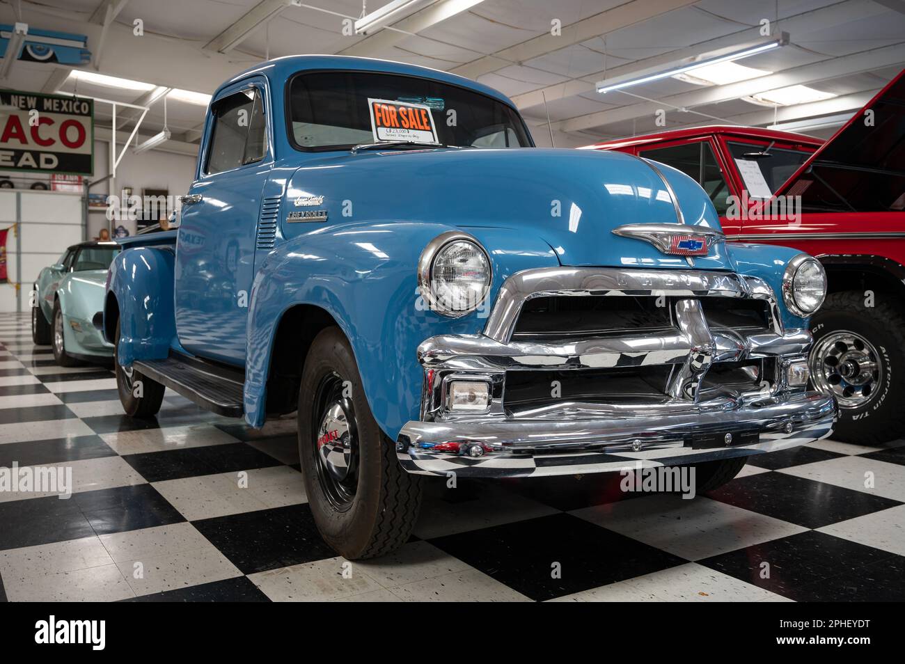 Détail d'un vieux pick-up américain classique de la 50s, c'est un design avancé bleu de Chevrolet Banque D'Images