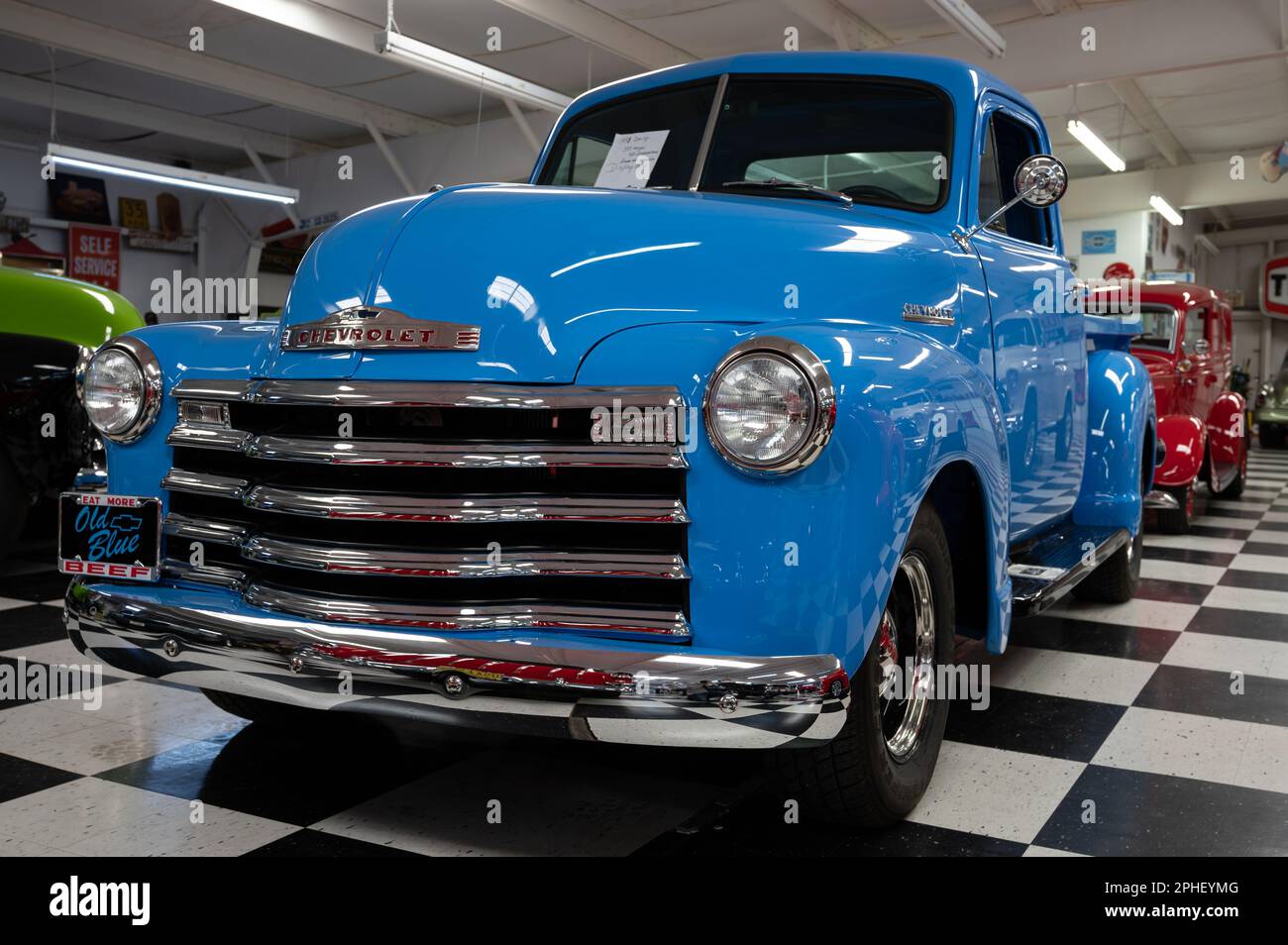 Détail d'un vieux pick-up américain classique de la 50s, c'est un design avancé bleu de Chevrolet Banque D'Images