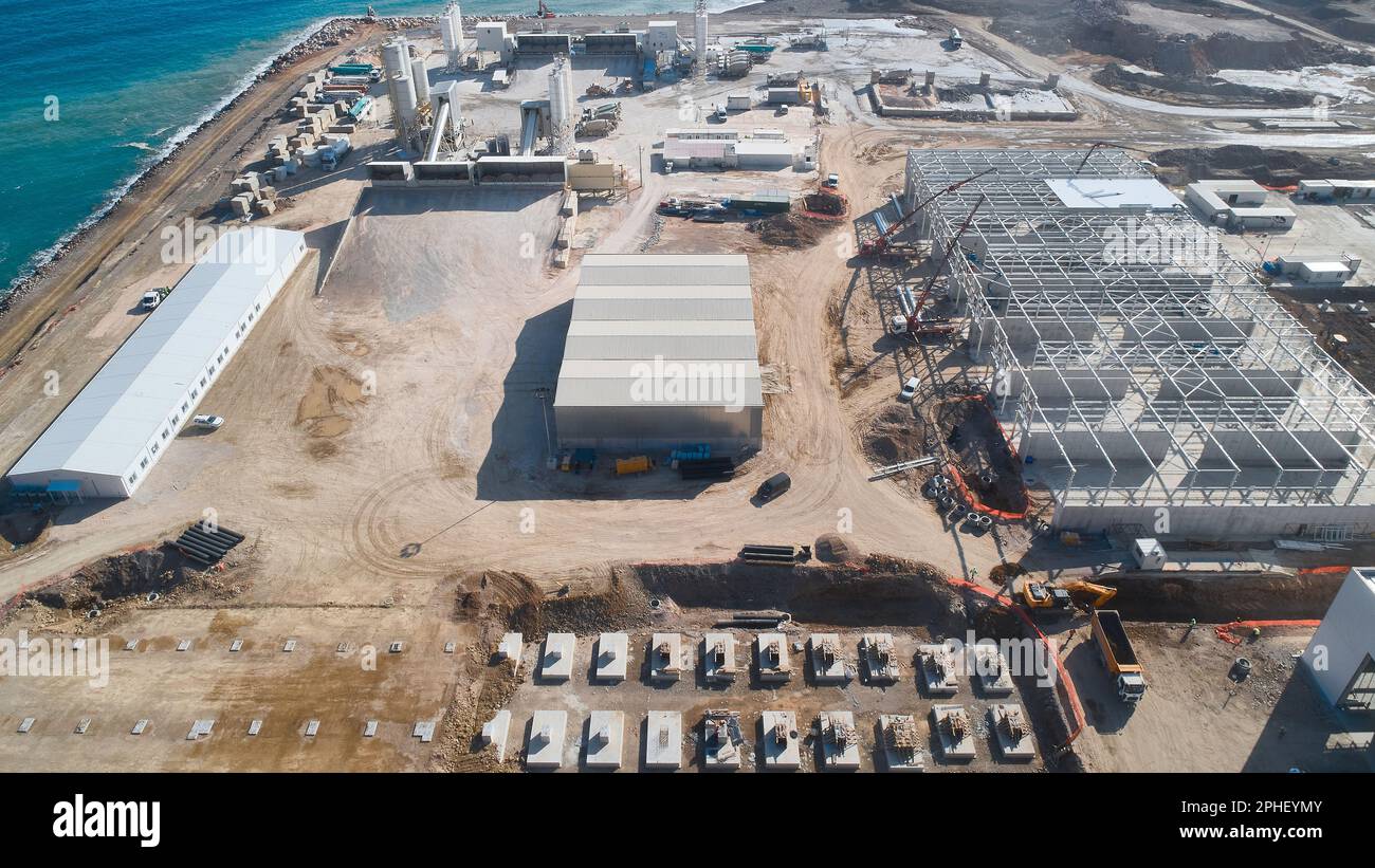 Bâtiments industriels préfabriqués sur le chantier. Fondations en béton et cadres métalliques d'entrepôts en construction Banque D'Images