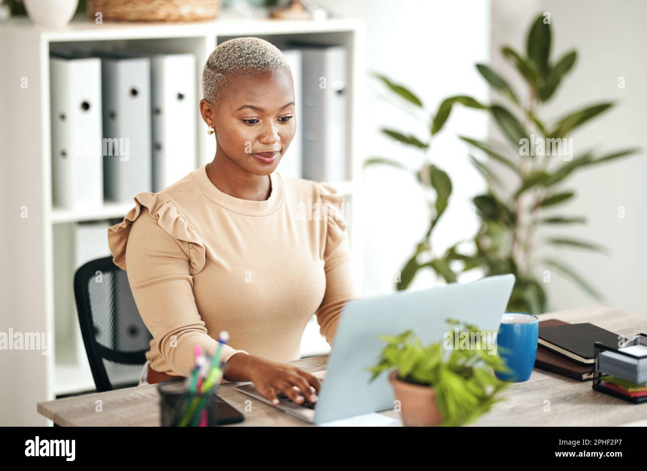 Femme noire, ordinateur portable et dactylographie au bureau de ...