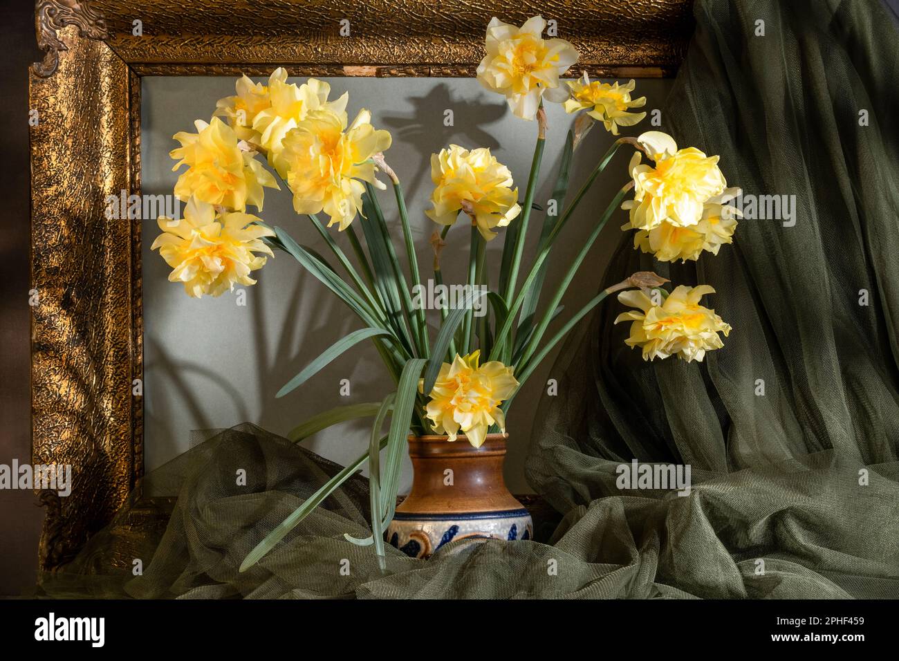 Jonquilles en fleurs dans le seau de fer, vintage encore la vie Banque D'Images
