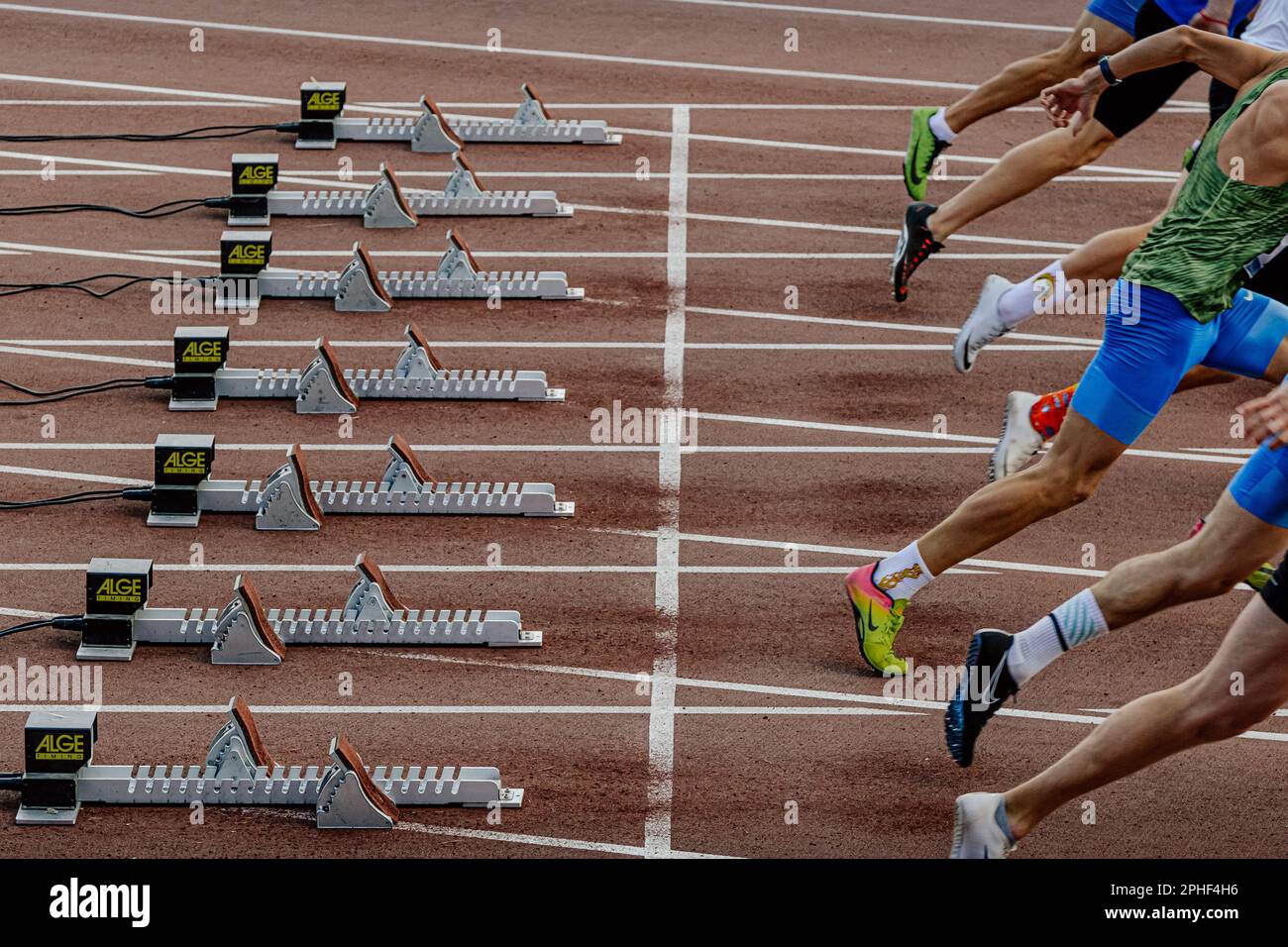 Jambes coureurs les athlètes de Nike Sprinting Spikes commencent à courir à partir de blocs de départ Alge-Timing, compétition d'athlétisme de championnat du monde, éditeur sportif Banque D'Images