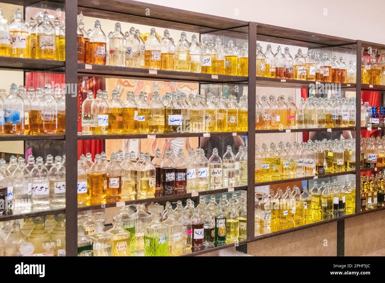 Une collection d'huiles en bouteilles de verre dans un magasin de Gizeh, en Égypte Banque D'Images