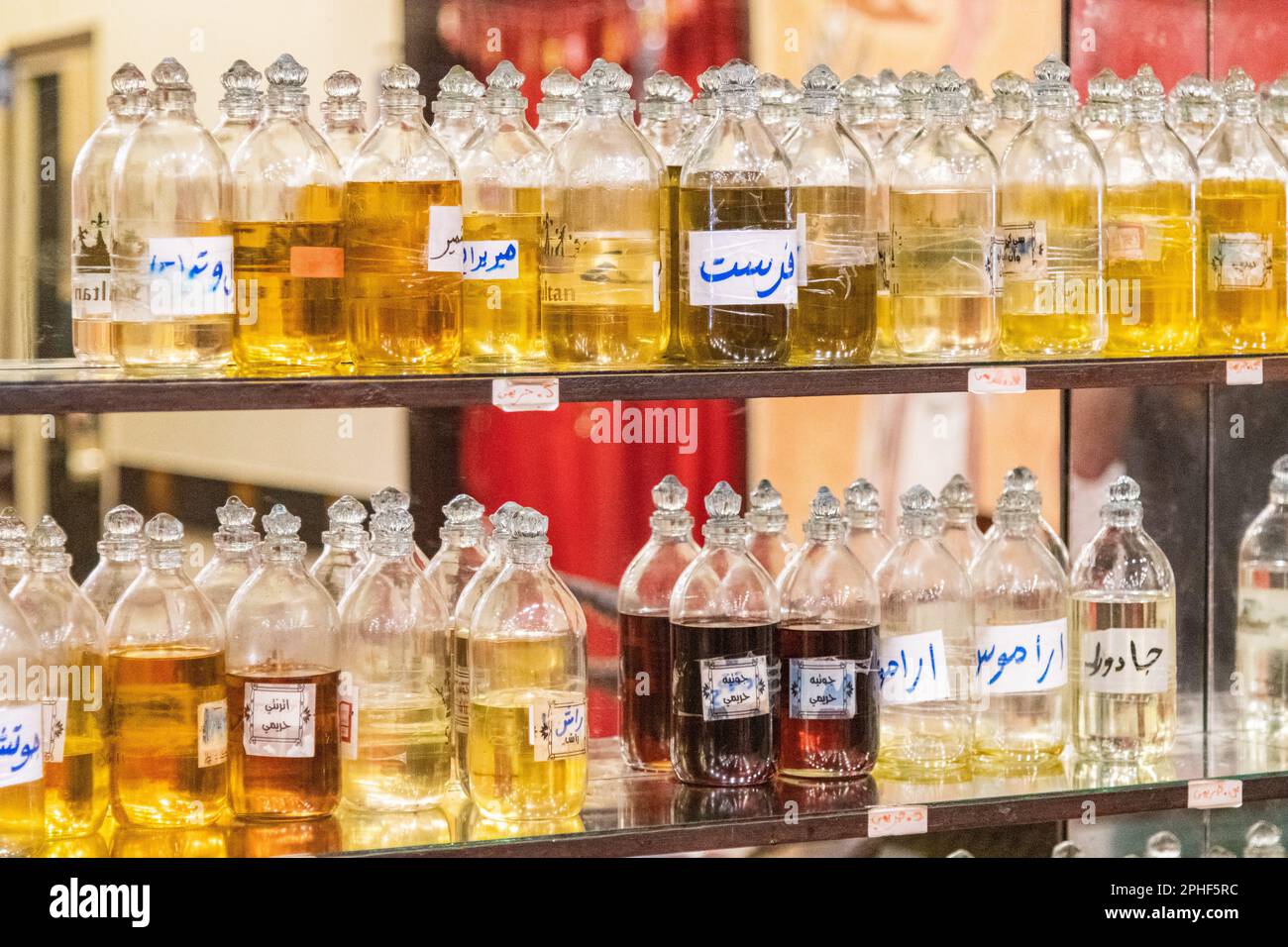 Une collection d'huiles en bouteilles de verre dans un magasin de Gizeh, en Égypte Banque D'Images