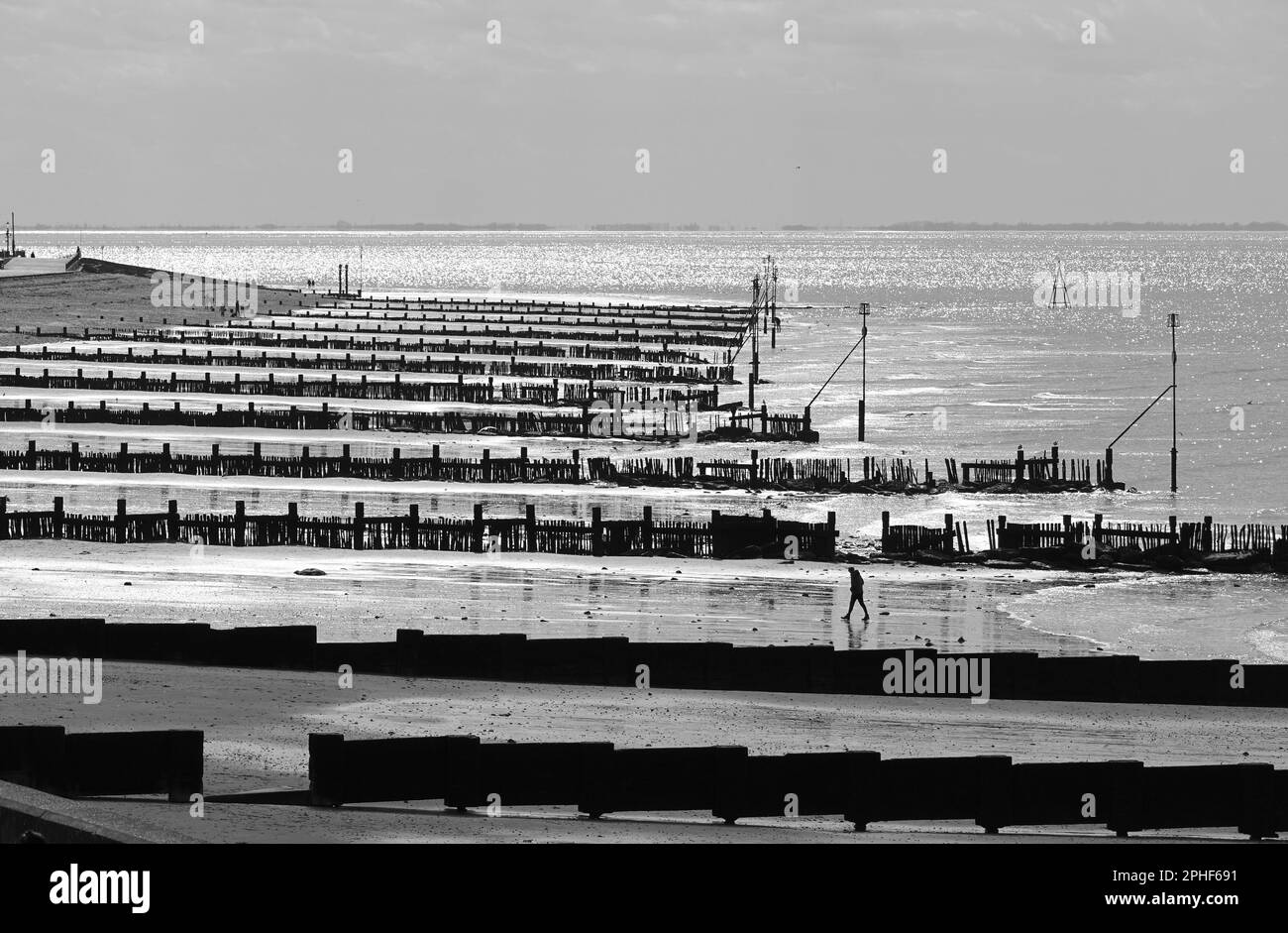 Des rangées de groynes en bois sur la plage de Hunstanton, Norfolk, Royaume-Uni Banque D'Images