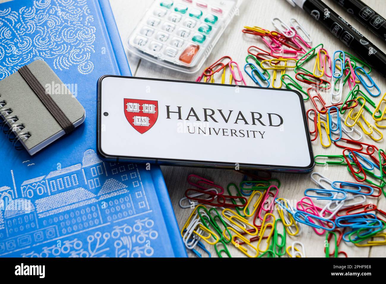 Pologne. 07th mars 2023. Dans cette illustration, un logo de l'université de Harvard apparaît sur un smartphone. Crédit : SOPA Images Limited/Alamy Live News Banque D'Images