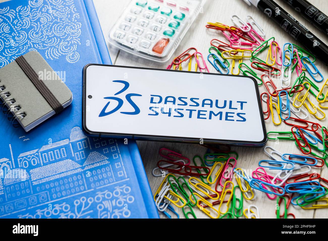 Pologne. 07th mars 2023. Dans cette illustration, un logo Dassault Systemes apparaît sur un smartphone. Crédit : SOPA Images Limited/Alamy Live News Banque D'Images