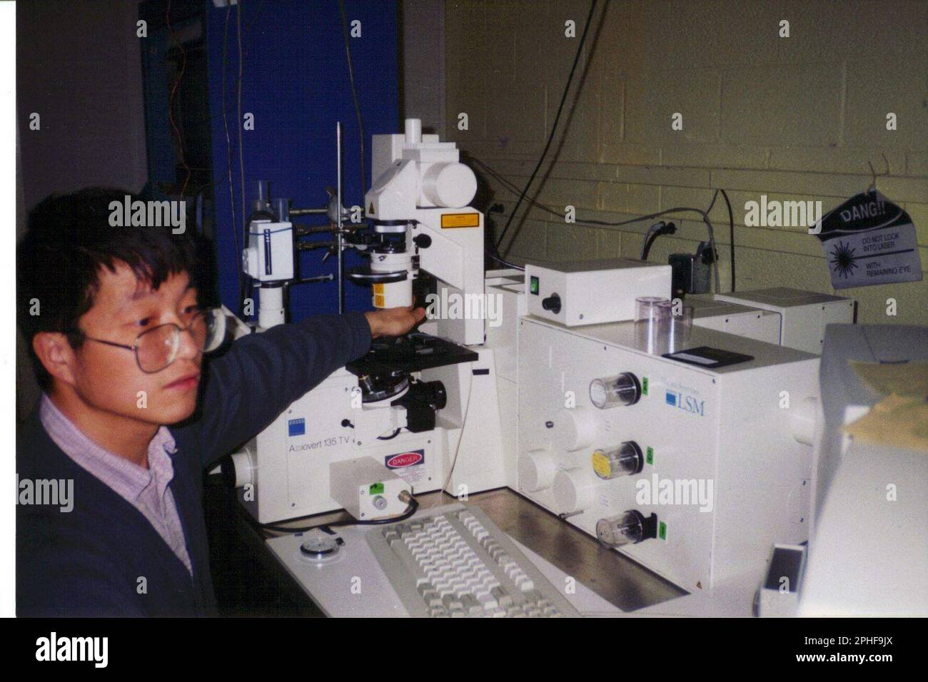 Pékin, Chine. 28th mars 2023. Cette photo de fichier non datée fournie par la personne interrogée montre Cheng Heping, aujourd'hui un expert biomédical chinois de premier plan, exploitant un microscope confocal dans un laboratoire de recherche du Maryland, dans les États Unceed, en 1995. POUR ALLER AVEC 'profil: Un cerveau scientifique qui se concentre depuis des décennies sur les photons' Credit: Xinhua/Alamy Live News Banque D'Images