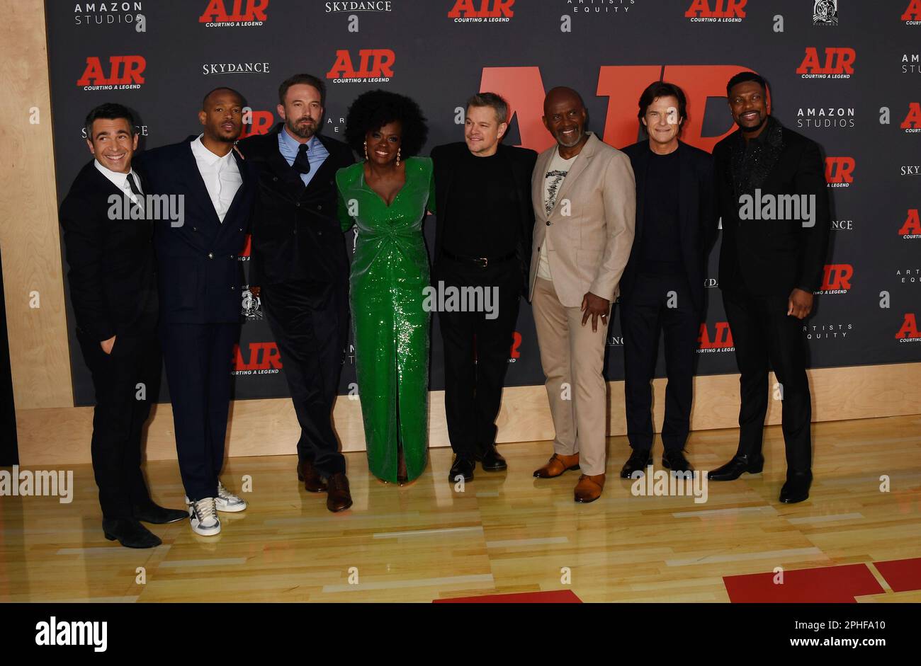 Los Angeles, Californie, États-Unis. 27th mars 2023. (G-D) Chris Messina, Marlon Wayans, Ben Affleck, Viola Davis, Matt Damon, Julius Tennon, Jason Bateman et Chris Tucker assistent à la première mondiale de « L'AIR » d'Amazon Studios au Regency Village Theatre sur 27 mars 2023 à Los Angeles, en Californie. Crédit : Jeffrey Mayer/JTM photos/Media Punch/Alay Live News Banque D'Images