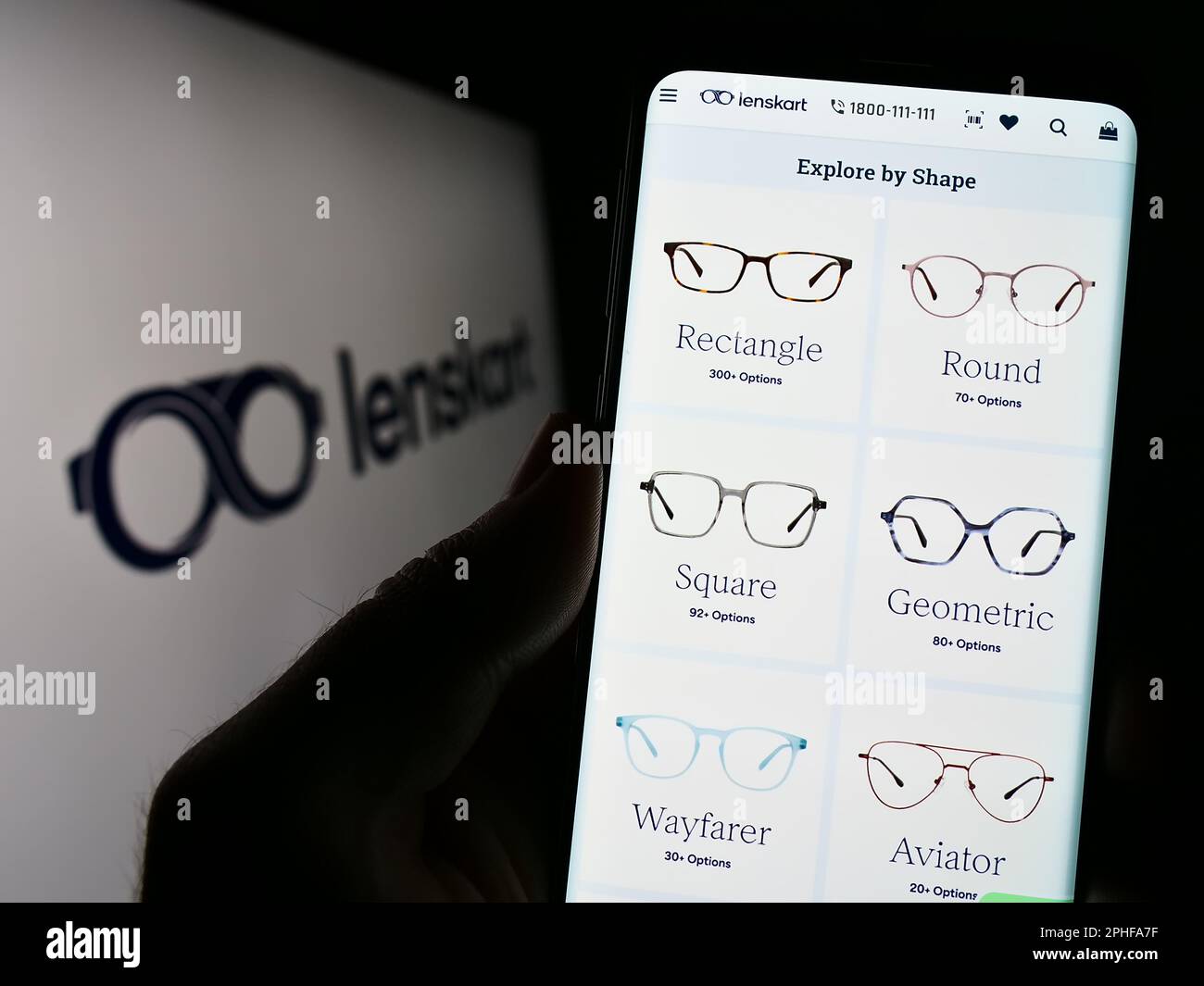 Personne tenant le téléphone portable avec la page web de l'entreprise indienne de vente au détail de lunettes Lenskart à l'écran devant le logo. Concentrez-vous sur le centre de l'écran du téléphone. Banque D'Images