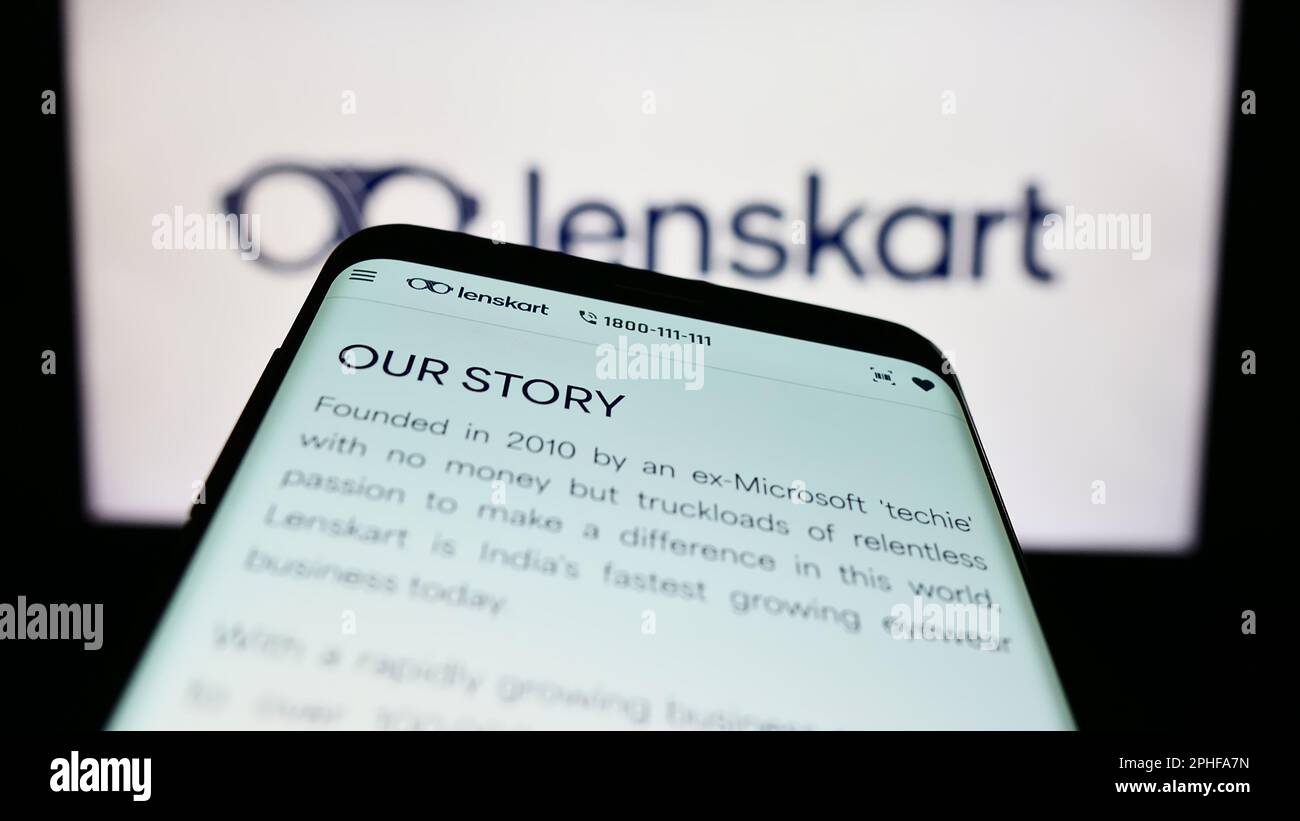 Smartphone avec la page Web de la société indienne de lunettes Lenskart à l'écran devant le logo de l'entreprise. Faites la mise au point dans le coin supérieur gauche de l'écran du téléphone. Banque D'Images