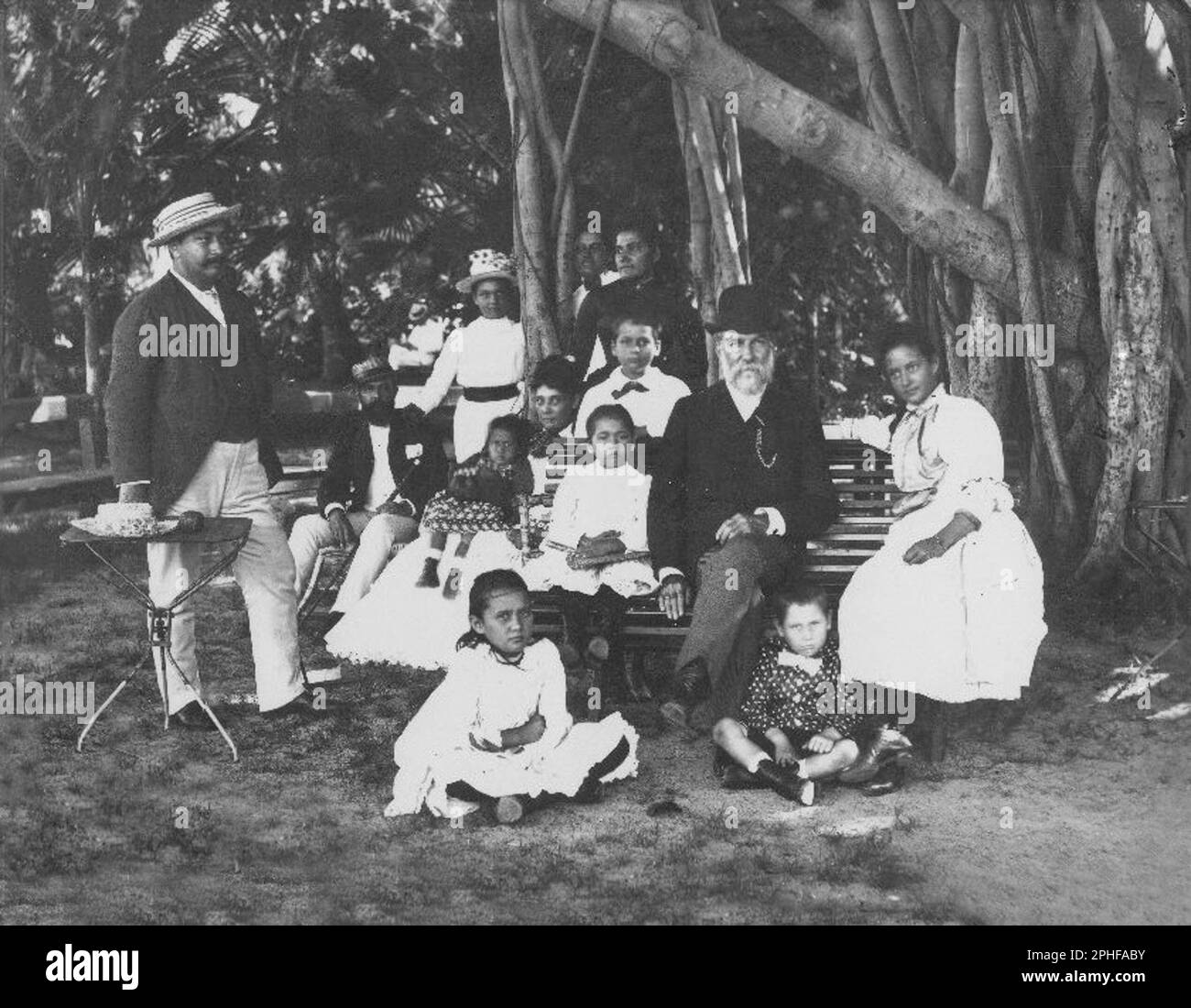 Les familles Boyd, Robertson et Cleghorn devant le banyan Tree de ʻĀinahau. Banque D'Images
