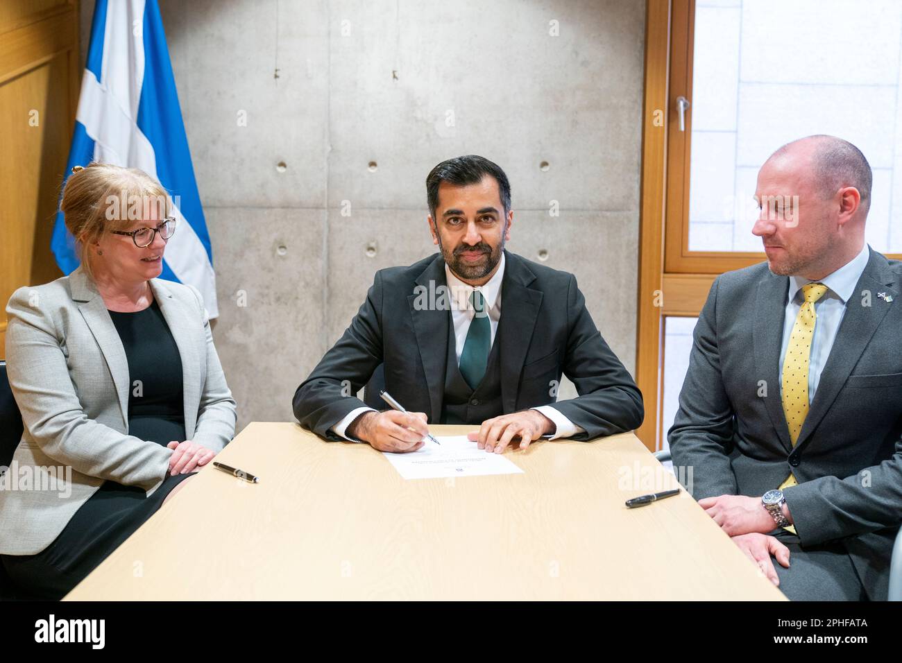 Humza Yousaf (au centre), le chef nouvellement élu du Parti national écossais, signe le formulaire de nomination pour devenir Premier ministre écossais, avec sa proposition Shona Robison et la seconde Neil Gray, au Parlement écossais à Édimbourg. Le MSPS votera aujourd'hui la nomination de M. Yousaf au poste de sixième Premier ministre écossais. Date de la photo: Mardi 28 mars 2023. Banque D'Images