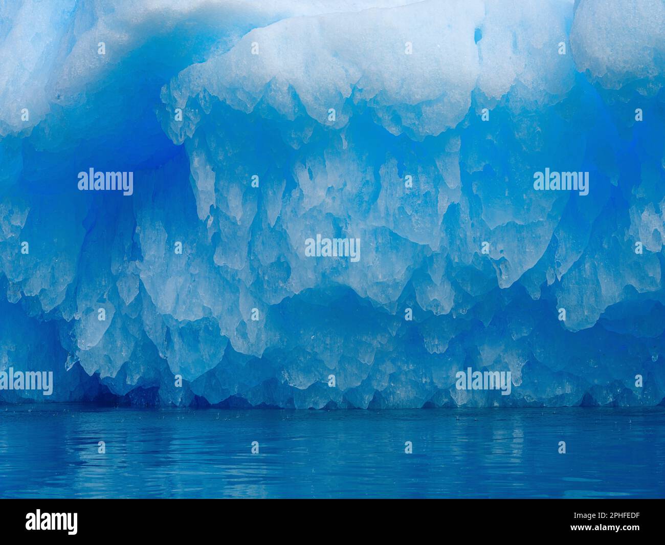 Iceberg dans le fjord avec structure de fusion. Paysage dans le fjord Johan Petersen, une branche du fjord glacé Sermilik (Sermiligaaq) dans l'Ammassalik reg Banque D'Images