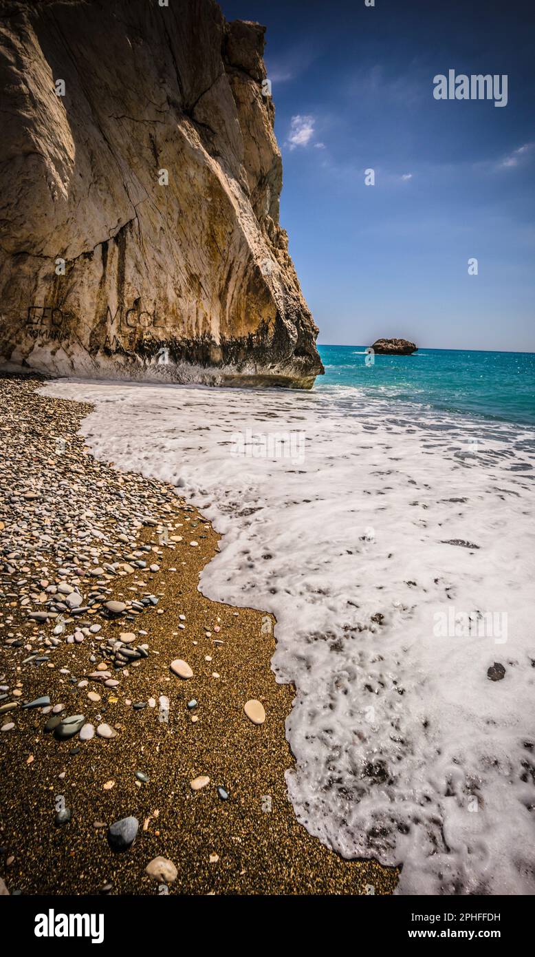 Toute personne qui nage autour du Rocher Aphrodite sera bénie de beauté éternelle, Paphos, Chypre. Banque D'Images