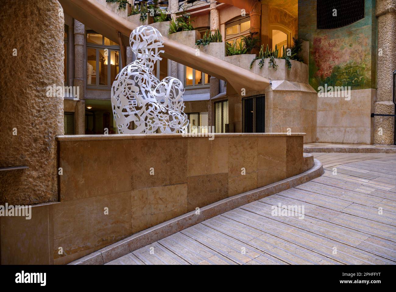 Sculpture 'Overflow' (2023) de l'artiste Jaume Plensa dans la cour de la Casa Milà - la Pedrera au printemps 2023 (Barcelone, Catalogne) Banque D'Images