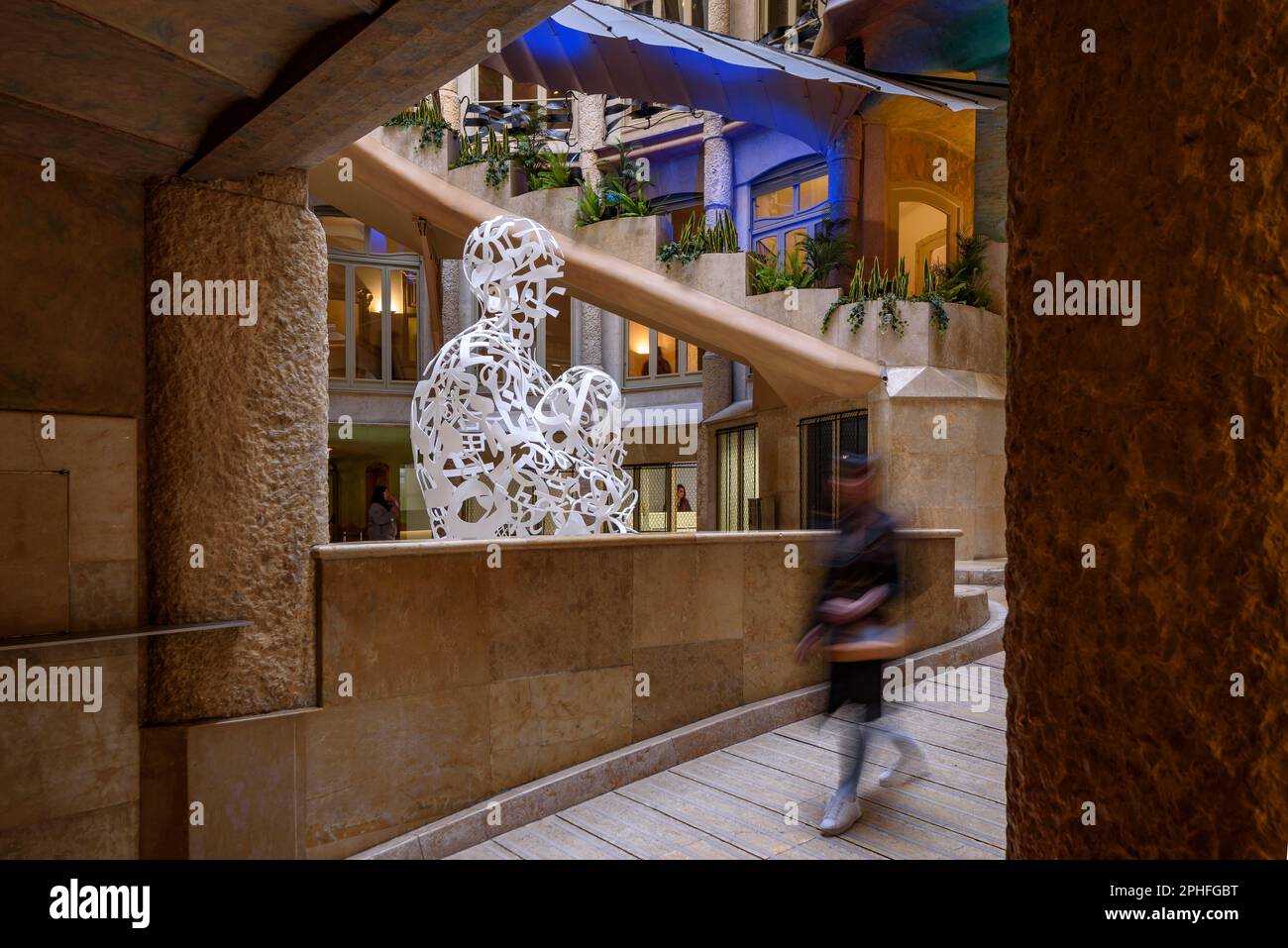 Sculpture 'Overflow' (2023) de l'artiste Jaume Plensa dans la cour de la Casa Milà - la Pedrera au printemps 2023 (Barcelone, Catalogne) Banque D'Images