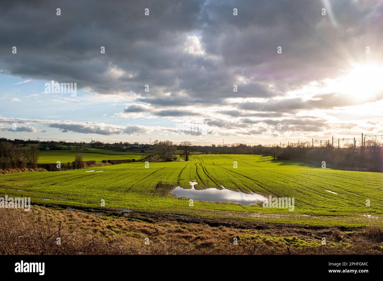 Terrain de ferme inondé avec ciel couvert près de Sandbach Cheshire Royaume-Uni Banque D'Images