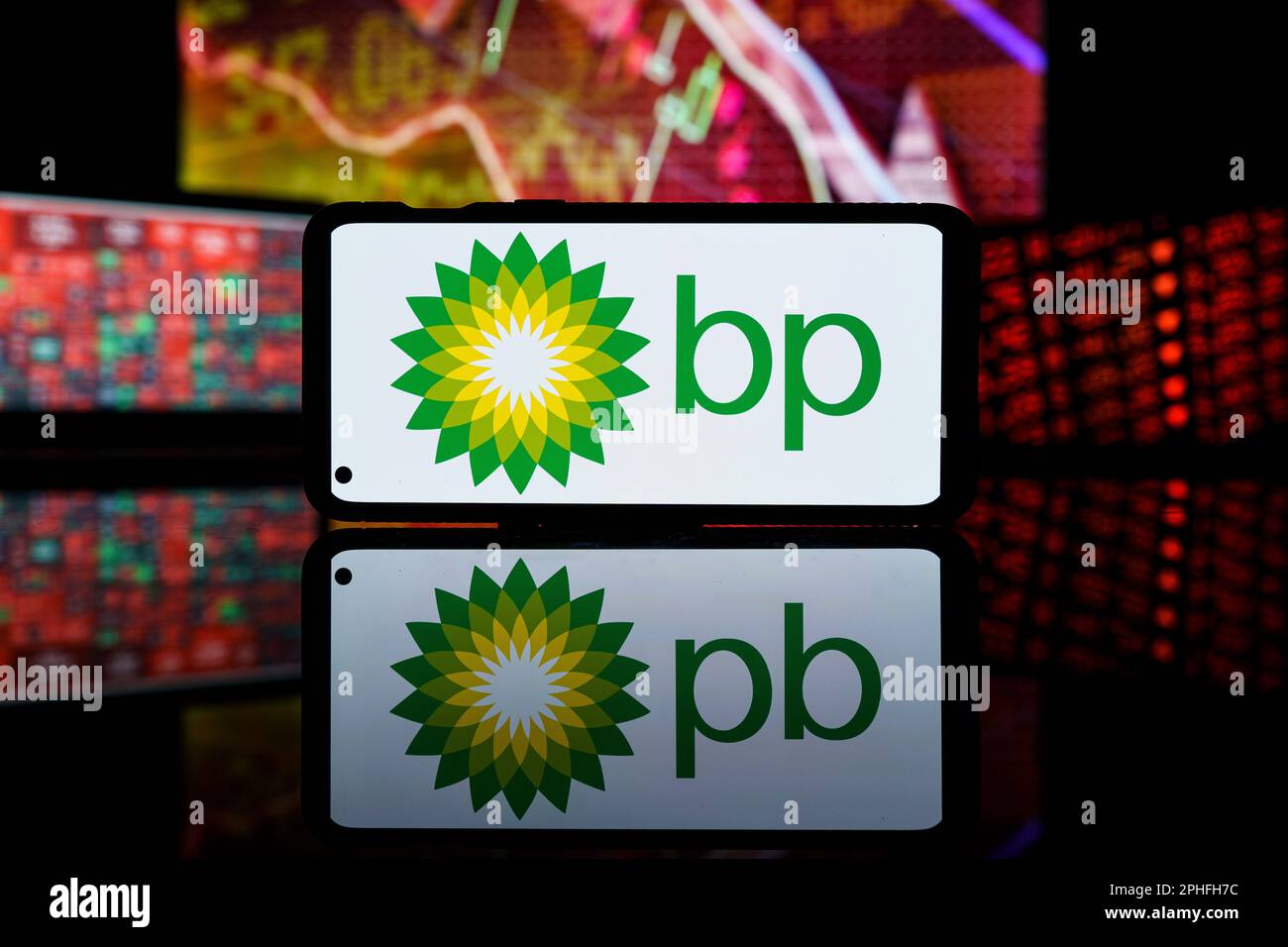 Les actions de la société BP ont chuté sur le marché boursier. Crise et échec financiers de la société BP. Banque D'Images