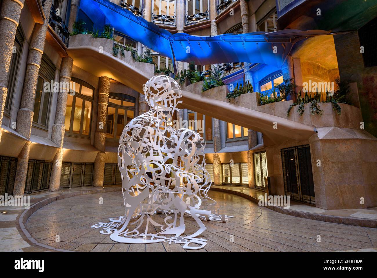 Sculpture 'Overflow' (2023) de l'artiste Jaume Plensa dans la cour de la Casa Milà - la Pedrera au printemps 2023 (Barcelone, Catalogne) Banque D'Images