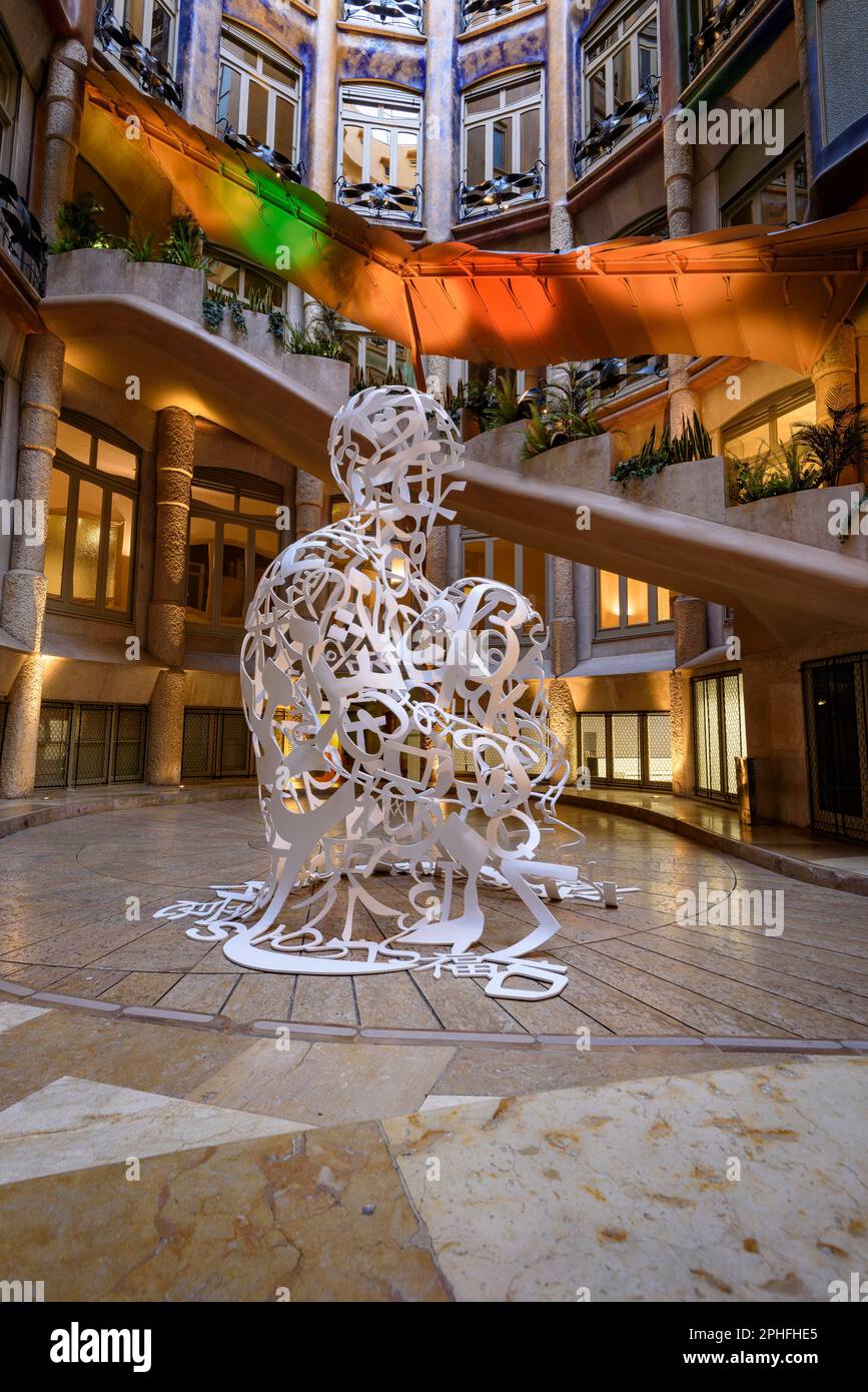 Sculpture 'Overflow' (2023) de l'artiste Jaume Plensa dans la cour de la Casa Milà - la Pedrera au printemps 2023 (Barcelone, Catalogne) Banque D'Images