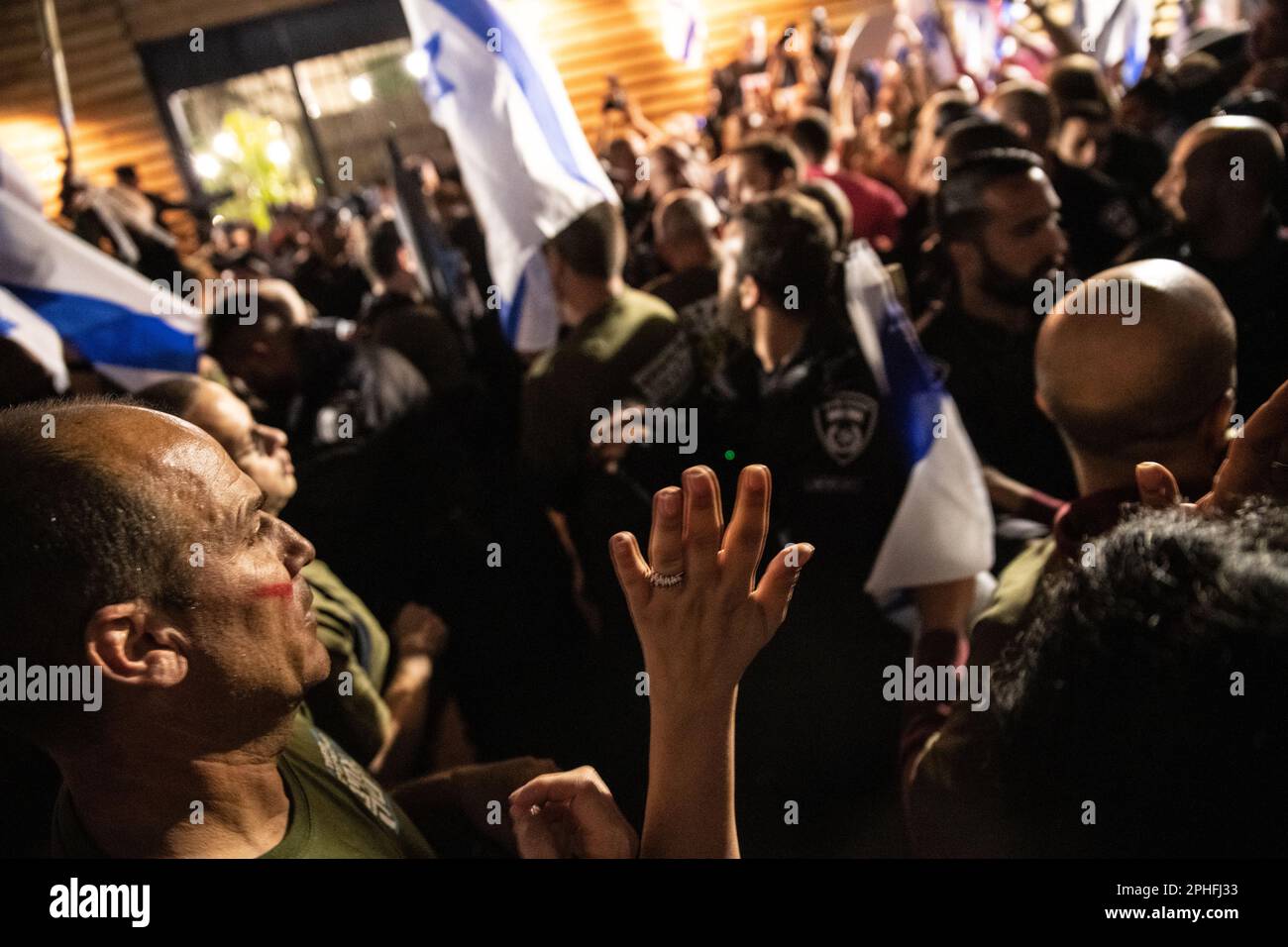 Les policiers israéliens écartent les manifestants contre la réforme de la porte de la conférence en faveur de la réforme. Plus d'un millier de réservistes israéliens protestent contre la révision légale devant une conférence de soutien à la réforme à Petah Tikva. Les manifestants ont été chassé de la conférence par la police israélienne. Mars 23th 2023. (Photo de Matan Golan/Sipa USA). Banque D'Images