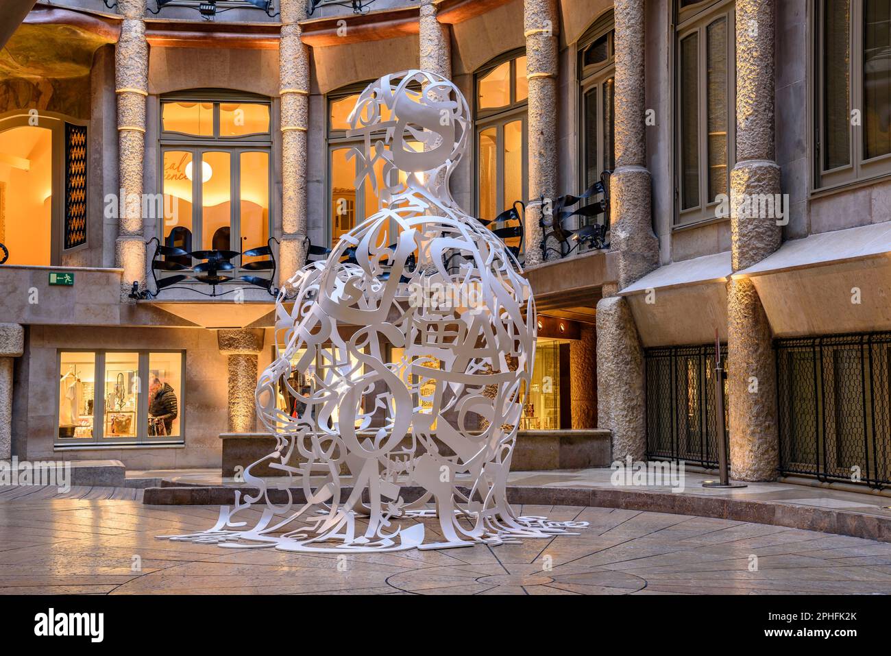 Sculpture 'Overflow' (2023) de l'artiste Jaume Plensa dans la cour de la Casa Milà - la Pedrera au printemps 2023 (Barcelone, Catalogne) Banque D'Images