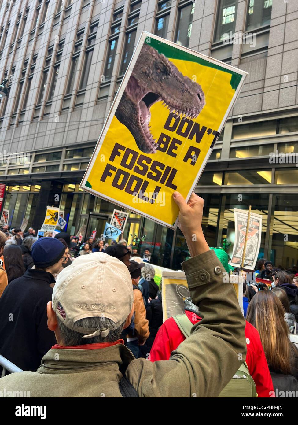 Les militants écologistes manifestent et manifestent contre la poursuite des investissements des grandes banques dans des compagnies de combustibles fossiles qui détestent lentement la planète de plusieurs façons. Banque D'Images