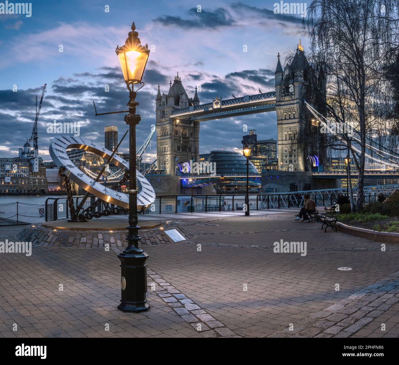 « Timepiece » et Tower Bridge au crépuscule - le cadran solaire, intitulé « Timepiece », conçu par Wendy Taylor pour les hôtels Strand, et le légendaire Tower Bridge, reconnai Banque D'Images