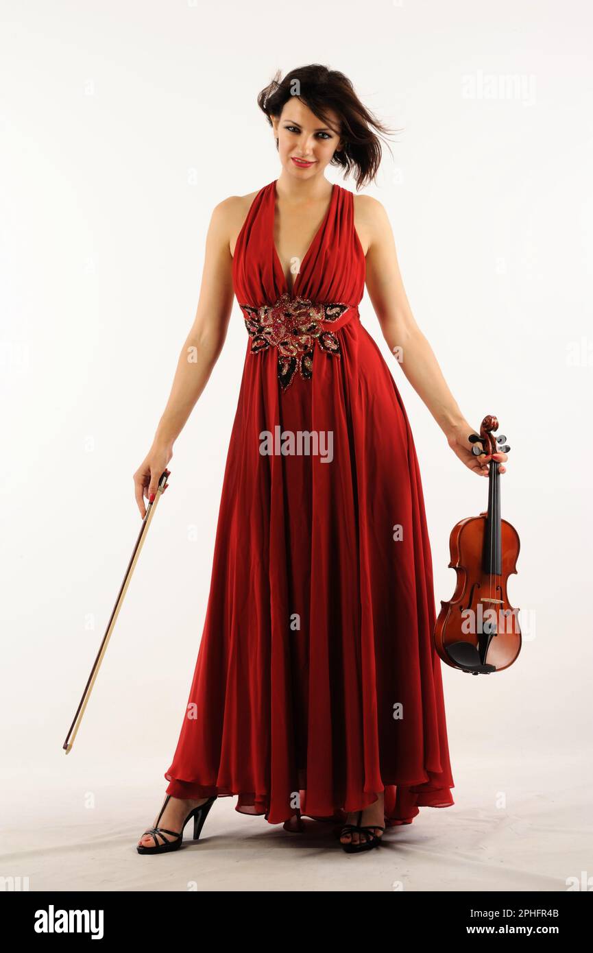 jeune femme en robe rouge avec violon Banque D'Images