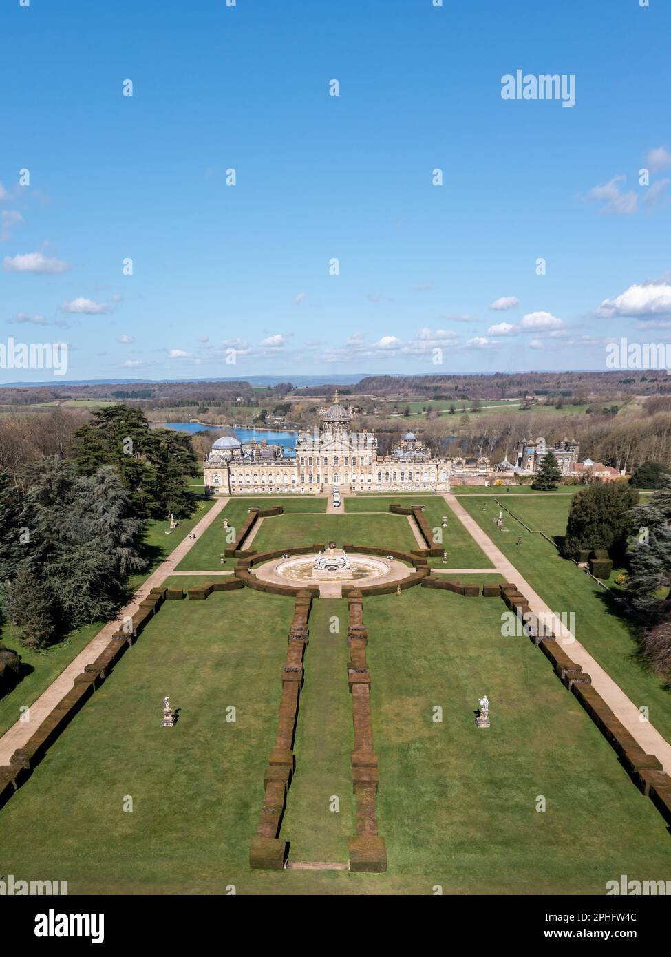 CASTLE HOWARD, YORK, ROYAUME-UNI - 27 MARS 2023. Une vue aérienne de la demeure ancestrale du North Yorkshire de Castle Howard avec domaine et garde paysagée formelle Banque D'Images