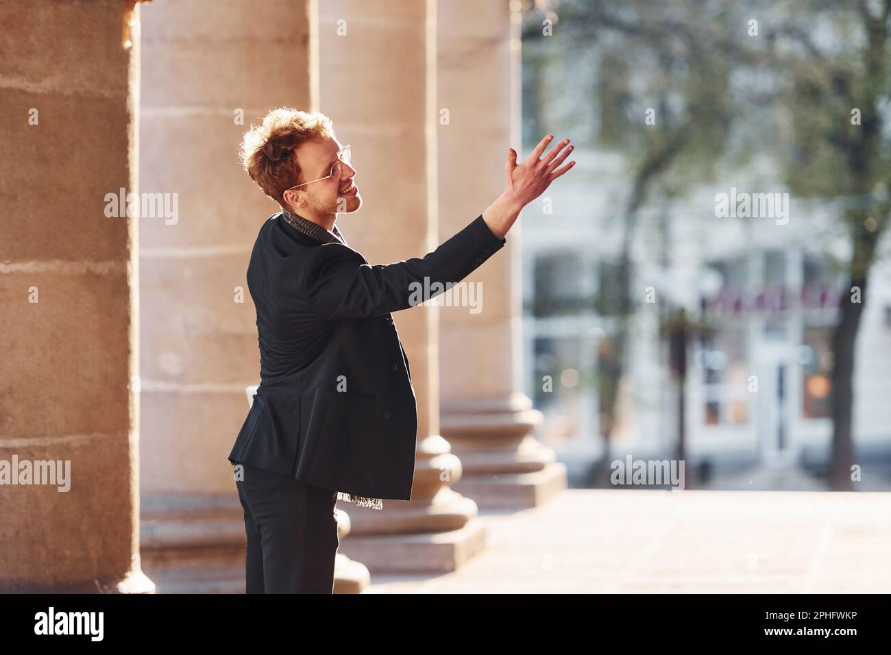 Parler à quelqu'un. Jeune homme élégant dans des vêtements formels de classe  en plein air dans la ville Photo Stock - Alamy