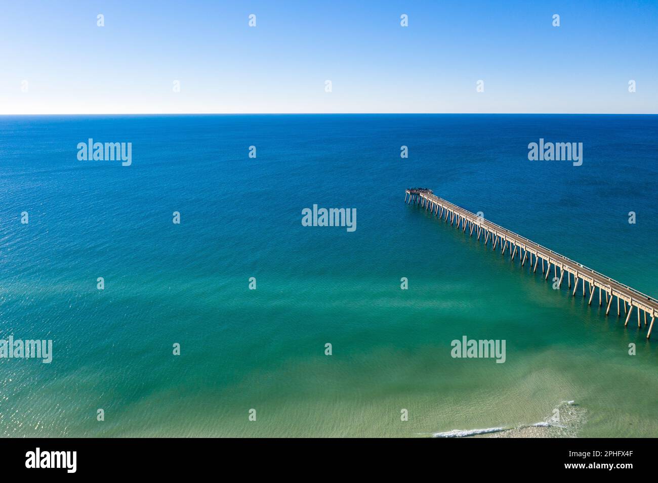 Le quai de pêche de Navarre Beach est un quai de pêche record à Navarre, en Floride. Avec 1 545 pieds de long, la jetée est la plus longue de son genre dans la rue Banque D'Images
