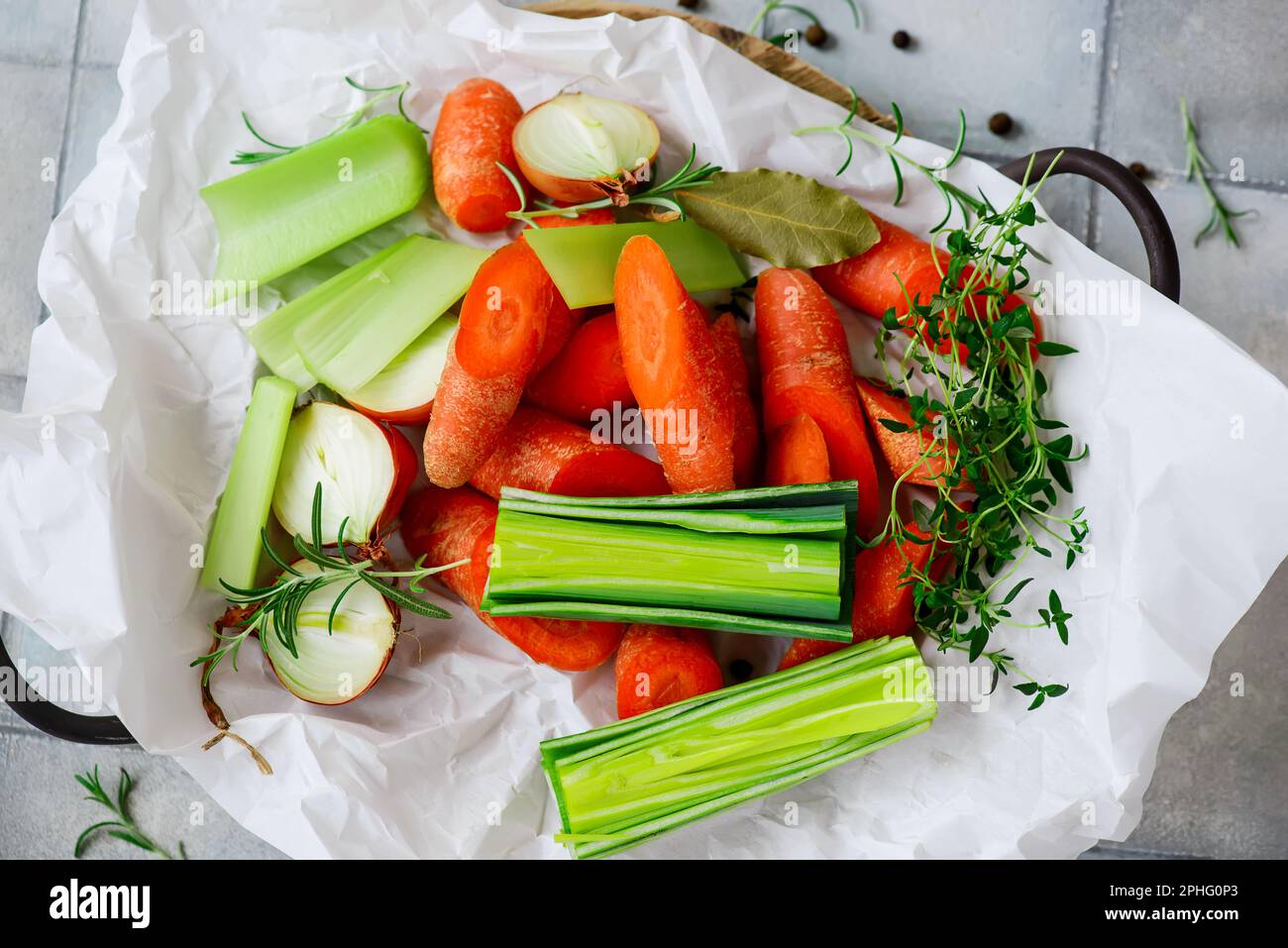 Légumes frais et herbes pour le bouillon sur le foyer table.selective Banque D'Images