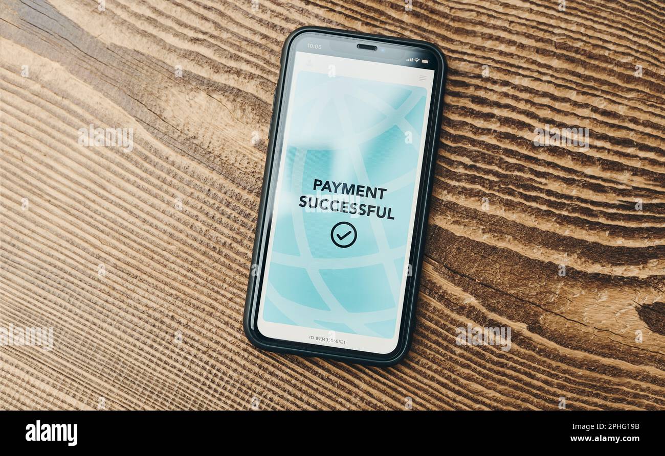 Payer avec un smartphone pour faire des achats en ligne. Paiement à l'aide d'un système de paiement sécurisé et rapide. Paiement de factures à l'aide de la technologie de paiement express. Payer les frais sur Banque D'Images