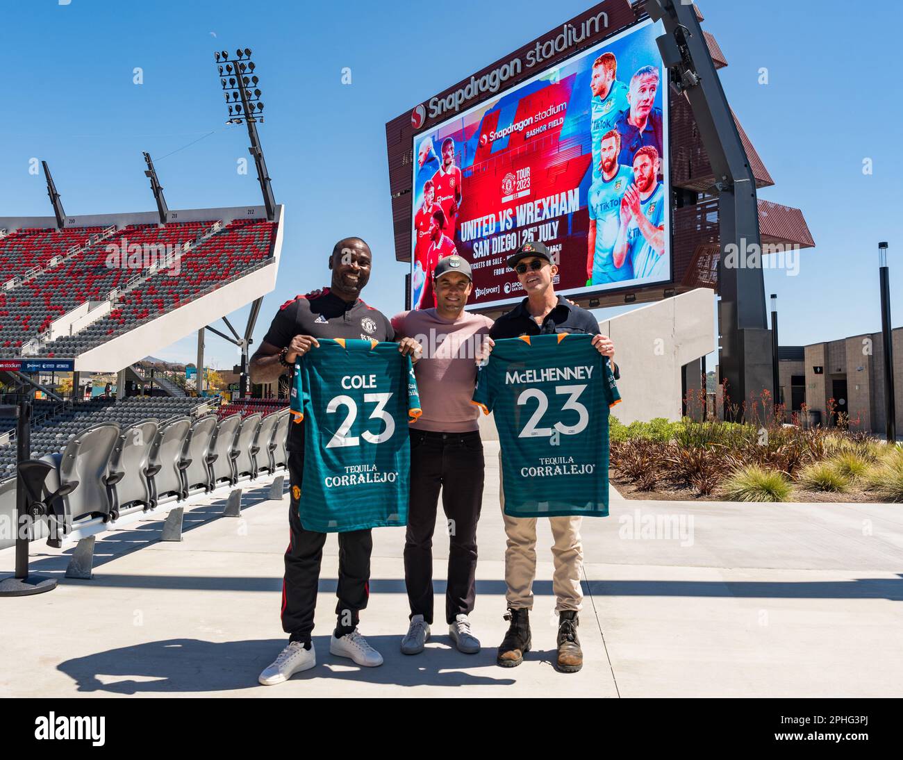 San Diego, États-Unis. 27th mars 2023. Landon Donovan (intermédiaire), vice-président exécutif des opérations de football de San Diego Loyal SC, présente des maillots loyaux à Andy Cole et Rob McElhenney au stade Snapdragon, suite à l'annonce d'un match amical d'été entre Manchester United et Wrexham AFC à San Diego. Credit: Ben Nichols/Alamy Live News Banque D'Images
