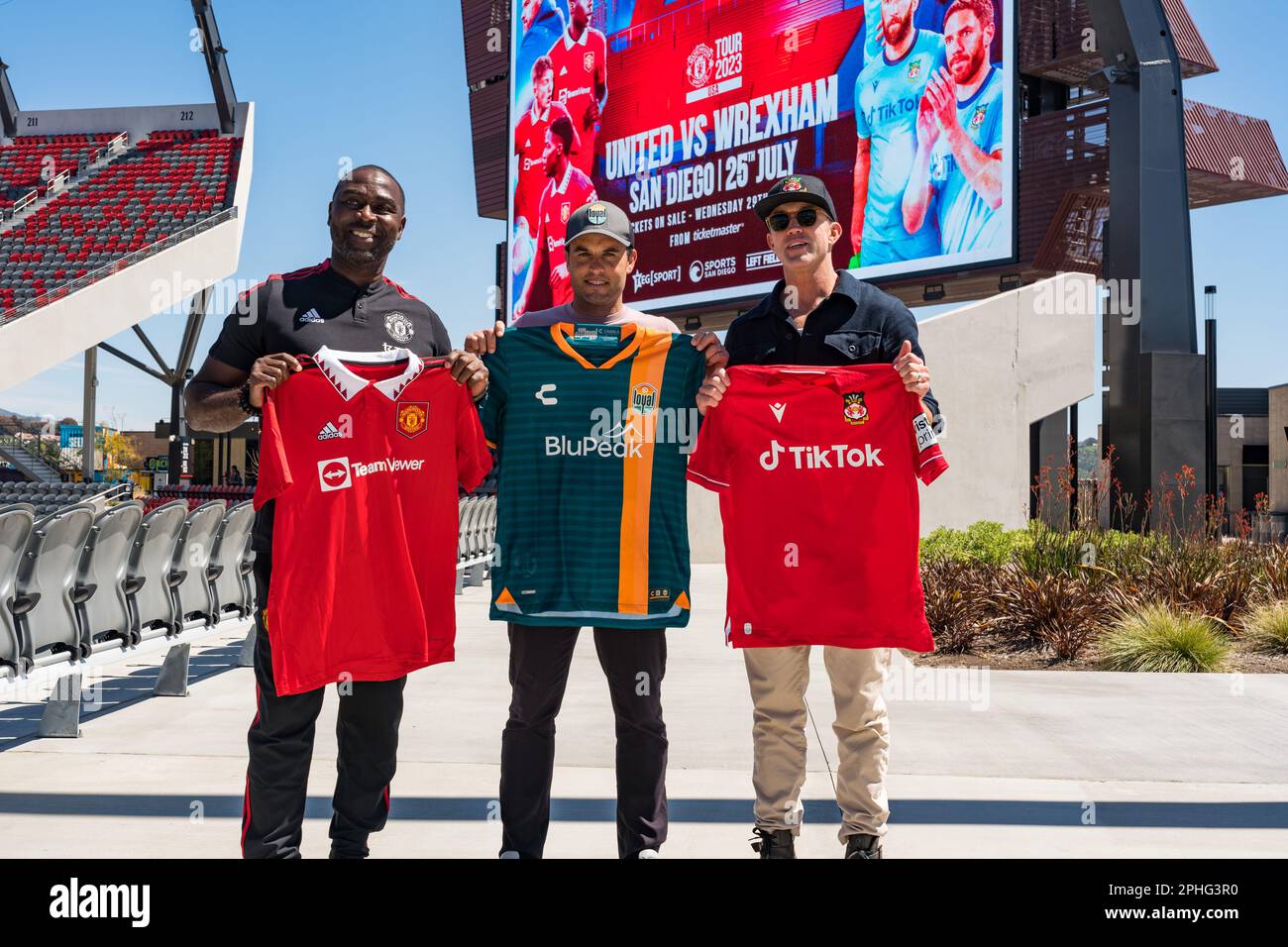 San Diego, États-Unis. 27th mars 2023. Landon Donovan (intermédiaire), vice-président exécutif des opérations de football à San Diego Loyal SC, permute des maillots avec Andy Cole et Rob McElhenney au stade Snapdragon, suite à l'annonce d'un match amical d'été entre Manchester United et Wrexham AFC à San Diego. Credit: Ben Nichols/Alamy Live News Banque D'Images