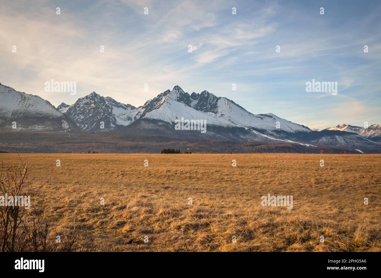 Magnifique, montagneuse, panorama de printemps. Pic blanc couvert de neige dans les montagnes slovaques de Tatra. Photo prise dans le village de Nova Lesna, Slovaquie. Banque D'Images