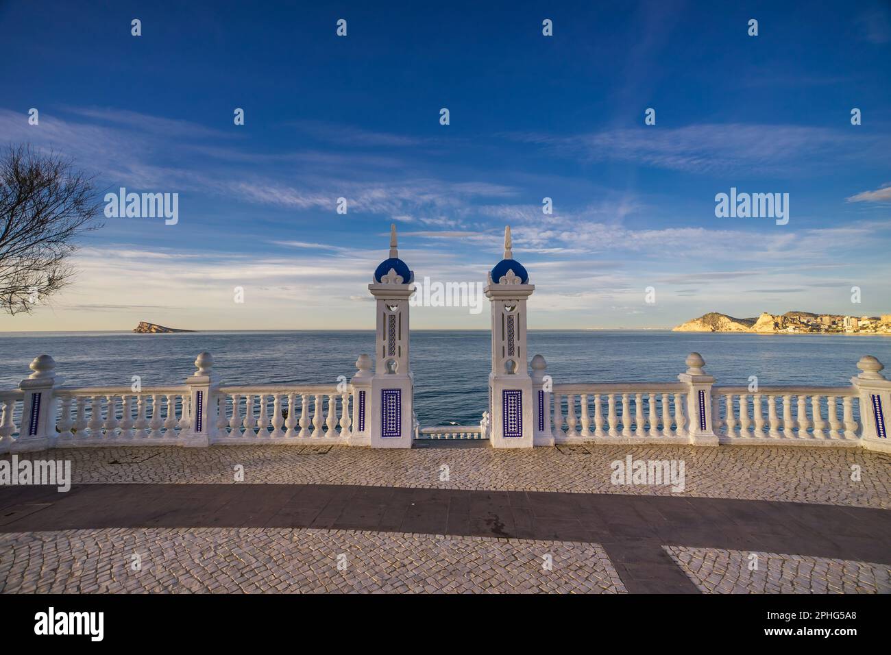 Vue sur la mer depuis le balcon de Mediterraneo à l'Isla de Benidorm. Banque D'Images